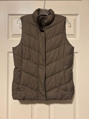 GAP Quilted Puffer Vest in Taupe Brown